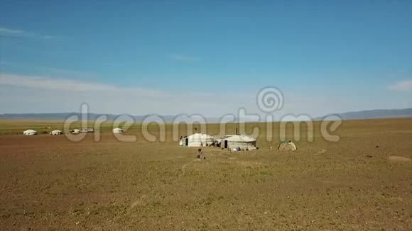 鄂尔浑河谷游牧家庭稀少坎盖努鲁国家公园区域无人驾驶飞机射击视频的预览图