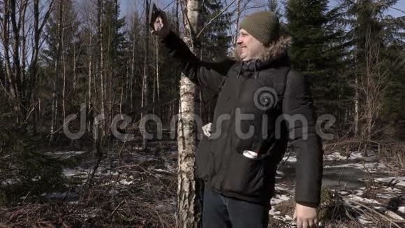 徒步旅行者在森林里自拍视频的预览图