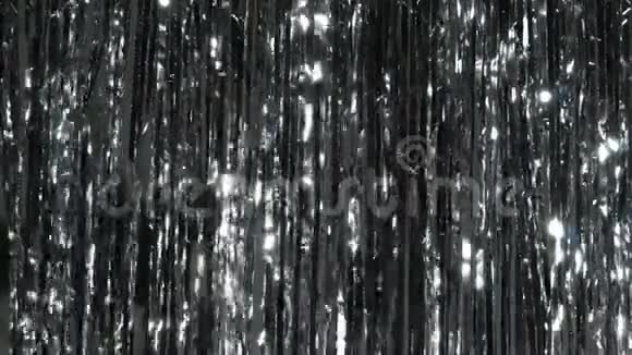 银丝雨闪光和闪烁粒子中的动态背景视频的预览图