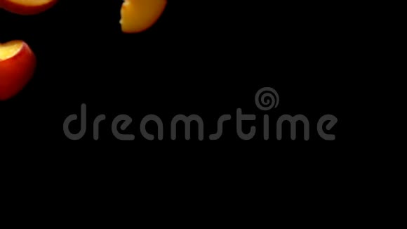 桃片在黑色背景上飞起特写视频的预览图