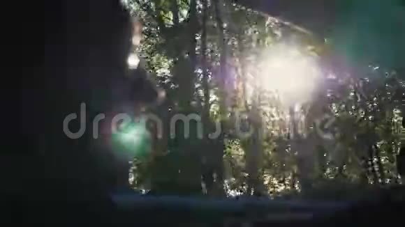 春林景观从侧窗一车边开车大自然的慢镜头视频视频的预览图