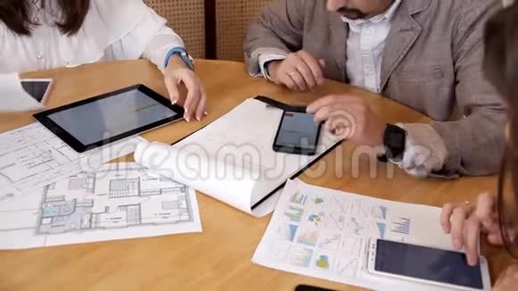 审计人员检查公司业务文件在笔记本电脑上工作俯视图视频的预览图