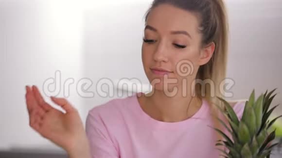 健康的食物快乐的女人嗅着拿着扔着新鲜的普通话视频的预览图