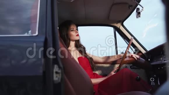 神圣的女人坐在汽车的前座视频的预览图