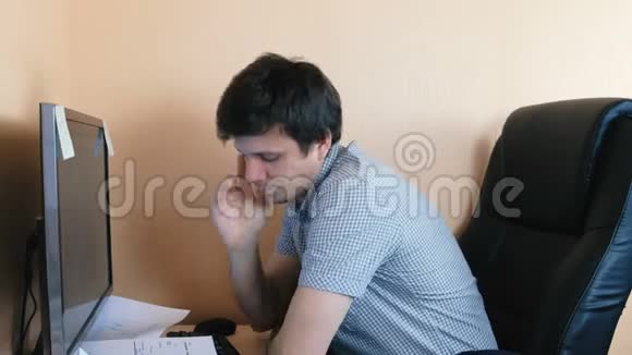 疲惫的困人在电脑上工作打字视频的预览图