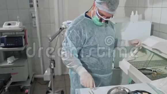 有趣的视频一名外科医生从消毒设备中取出医疗器械手里攥着一个夹子视频的预览图