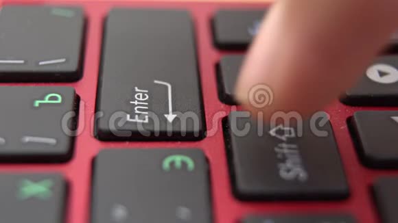 在笔记本电脑键盘上输入人手的特写镜头男人手打字在键盘上输入视频的预览图