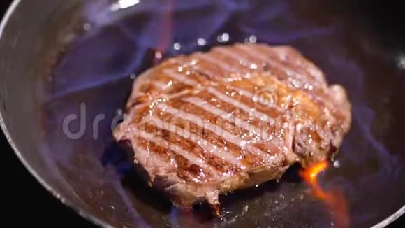 热辣的烤肉炒在锅上烧得紧紧的火在煎锅里视频的预览图