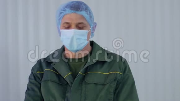 穿制服的工人的肖像从他的脸上取下了防护面罩视频的预览图