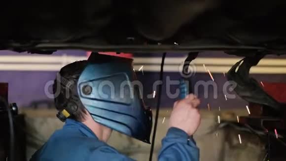 焊工在车下工作视频的预览图