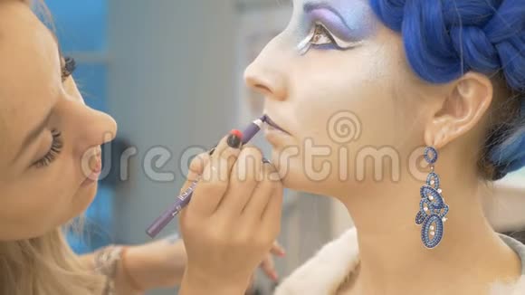 一位专业的化妆师为照片拍摄准备一个模型视频的预览图