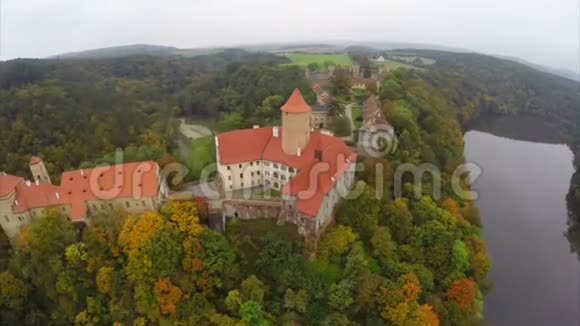 秋天的空中拍摄美丽的中世纪城堡红色屋顶视频的预览图