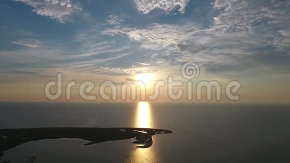 美丽的日落越过大海太阳路径空中观景视频的预览图