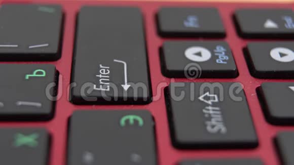 在笔记本电脑键盘上输入人手的特写镜头男人手打字在键盘上输入视频的预览图