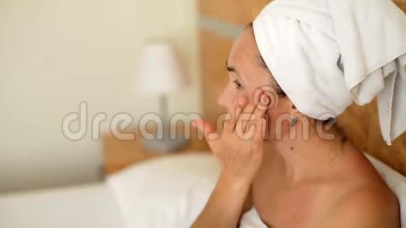 女人脸上涂一层润肤霜恢复身体的乳汁视频的预览图