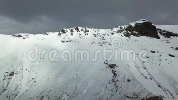 山地无人机在冰岛射击山上下雪视频的预览图
