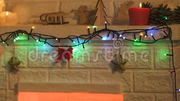壁炉台上挂圣诞长袜的女孩节日装饰视频的预览图