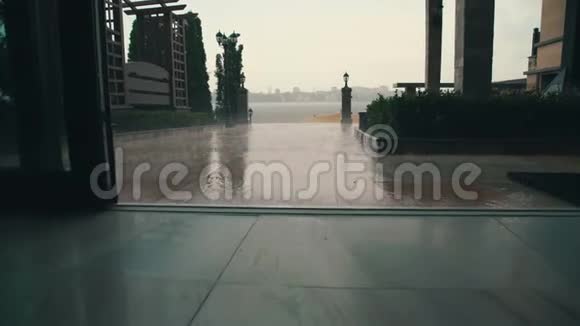 豪华住宅的夏季雨景4K视频的预览图