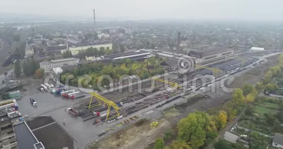工业综合体鸟瞰图大型仓库附近的龙门起重机和卡车大工业区俯视图视频的预览图