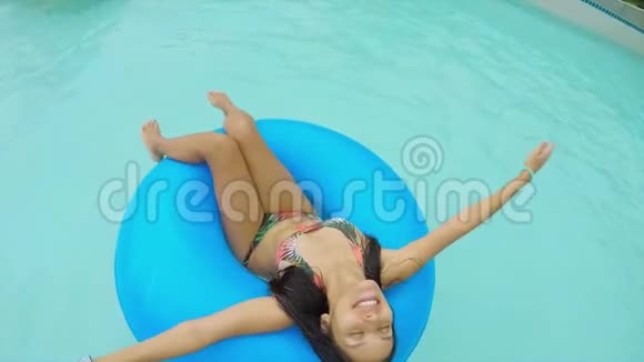 快乐的亚洲女孩在橡胶圈游泳池放松泰国视频的预览图