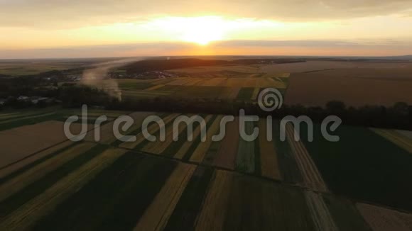 田野地平线上惊人的巨大日落空中观景4K视频的预览图