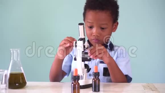 年轻的非裔美国人实验室用显微镜视频的预览图