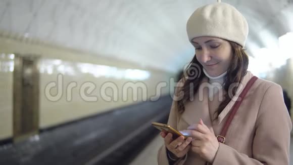 坐地铁等火车的美女带着电话视频的预览图