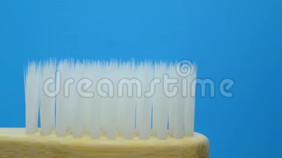 白色牙膏用木刷从管子里出来视频的预览图