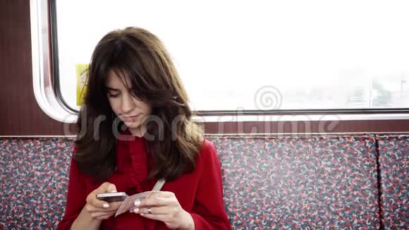 上下班在火车上上网的年轻女子视频的预览图