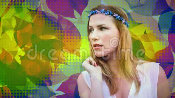 年轻女子在五颜六色的叶子背景下视频的预览图