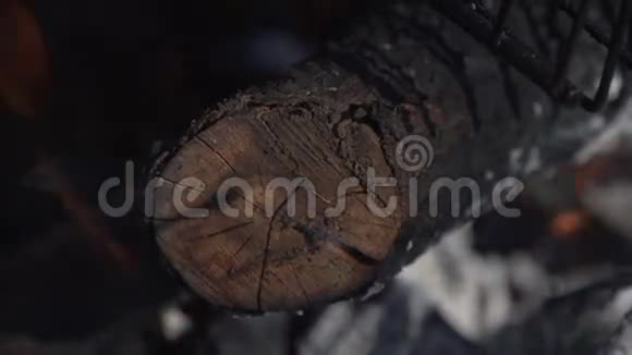 一根木头火被点燃了视频的预览图