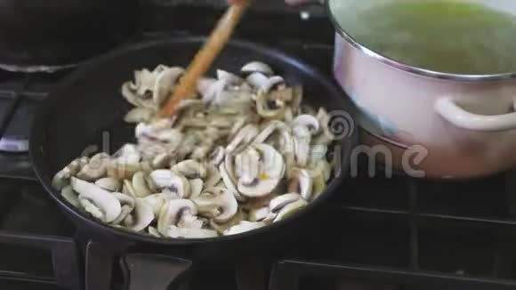 在厨房里把蘑菇烧烤炉烧起来蘑菇是用平底锅煮的视频的预览图