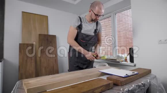 专业人士正在家中使用木板用测量带在表面上画记号视频的预览图