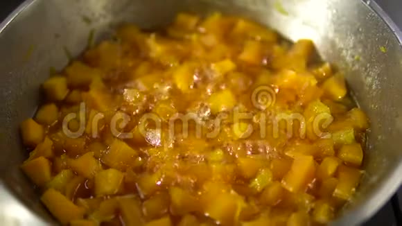 小块甜南瓜菜是煮的用平底锅盖煮视频的预览图
