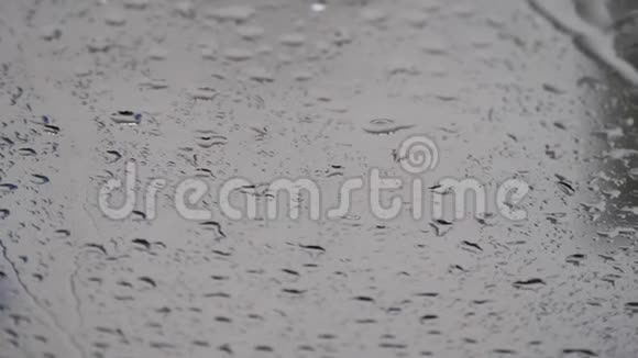 下雨雨滴顺着玻璃流下视频的预览图