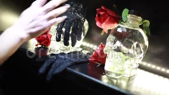 头骨上的手套和玫瑰视频的预览图
