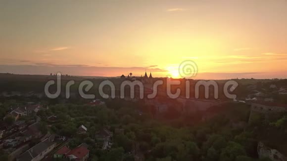 空中俯瞰卡米安涅茨波迪尔斯基城堡空中有小热气球视频的预览图