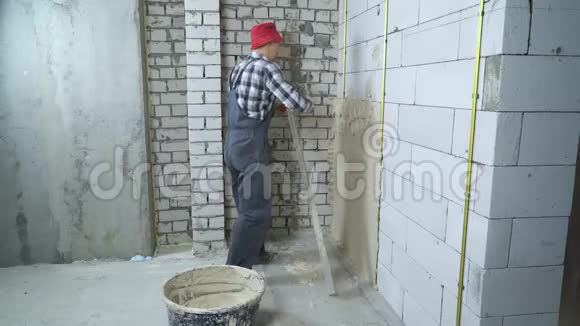 用施工尺在加气混凝土砌块墙上抹灰泥视频的预览图