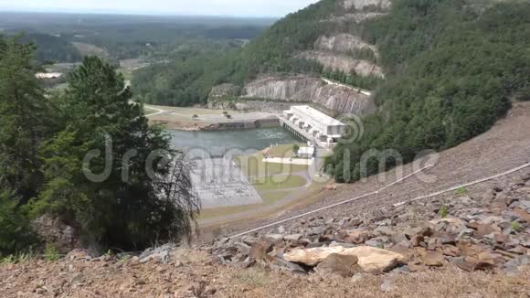 佐治亚州卡特湖卡特湖大坝底部的电站放大视频的预览图