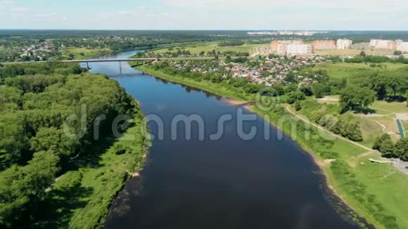 白俄罗斯波洛茨克的德维纳河欧洲有圣索菲亚大教堂视频的预览图