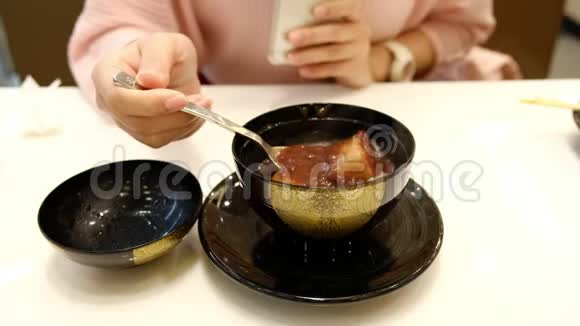 女人的手拿着一勺热甜的小碗里面有红豆有机垃圾食品饮料和不健康的饮食观念视频的预览图