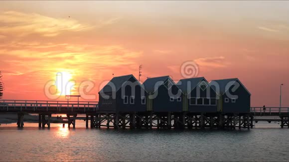 普塞尔顿码头灿烂的红色日落视频的预览图