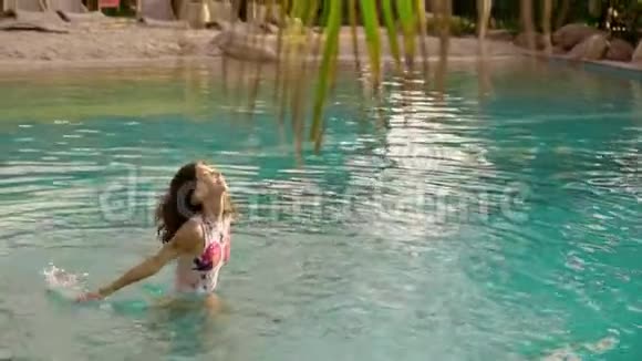 快乐的女人在酒店游泳池玩得开心视频的预览图