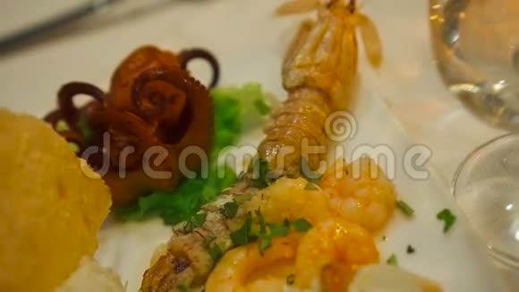 意大利餐厅的鱼菜视频的预览图