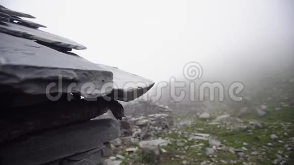 雾蒙蒙的印度山村视频的预览图