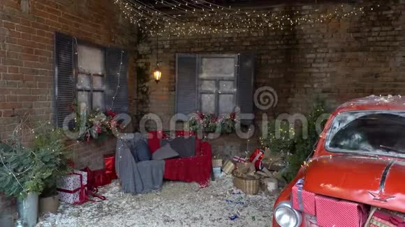 新年和神奇的圣诞节装饰外观复古红色汽车有许多礼物和节日的新年灯视频的预览图