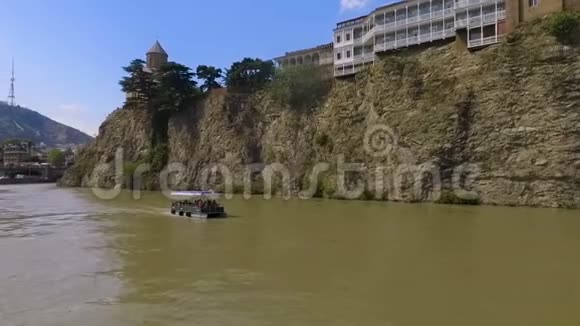 漂流在库拉河第比利斯梅泰基教堂的船只上的游客视频的预览图