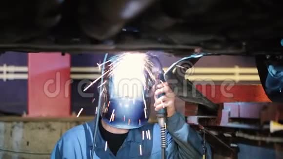 焊工在车下工作视频的预览图