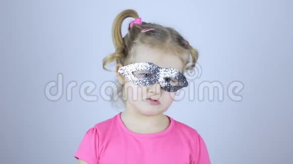 可爱的年轻女孩戴着节日面具视频的预览图