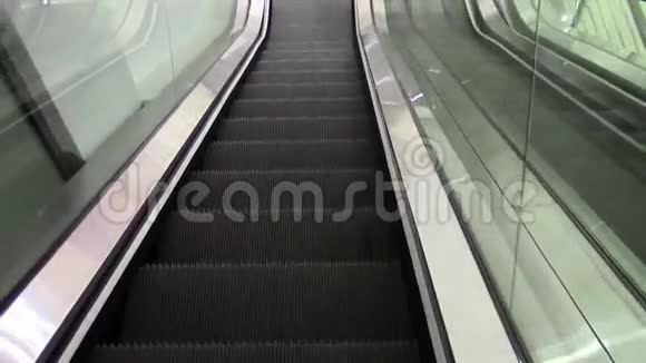 商场的自动扶梯视频的预览图